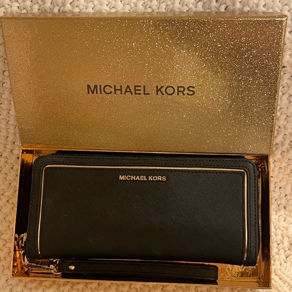 Michael Kors zip up wristlet wallet🖤✨ - Picture 1 of 7